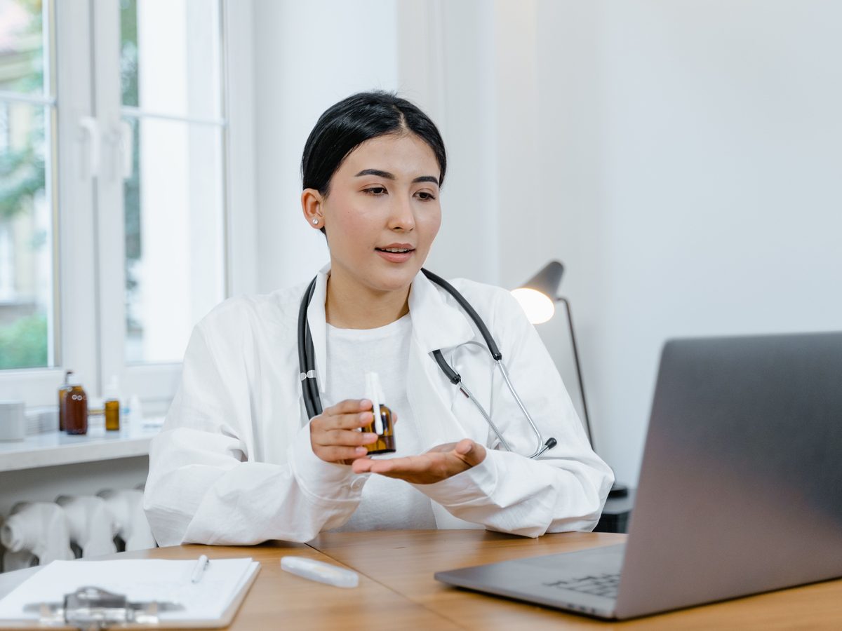 Une médecin en téléconsultation depuis son cabinet